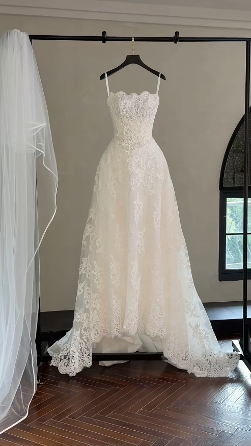 Gorgeous Strapless A-line Long Weddng Dresses Lace Appliques White Bridal Gowns Sleeveless Bridal Dresses
