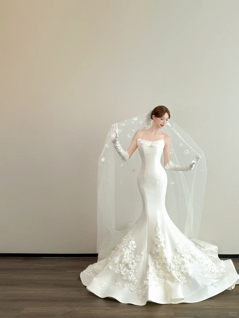 Gorgeous Strapless Mermaid Long Wedding Dresses Satin Applique White Bridal Gowns Sleeveless Bridal Dresses