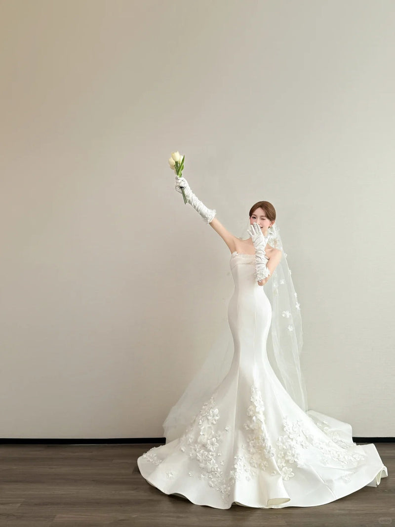 Gorgeous Strapless Mermaid Long Wedding Dresses Satin Applique White Bridal Gowns Sleeveless Bridal Dresses