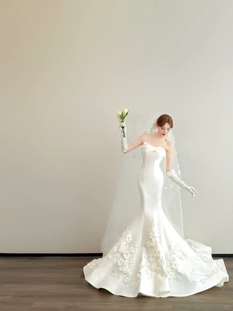 Gorgeous Strapless Mermaid Long Wedding Dresses Satin Applique White Bridal Gowns Sleeveless Bridal Dresses