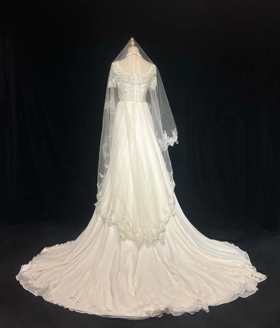 Ivory A Line Wedding Dress With Applique , Elegant Chiffon Wedding Gowns