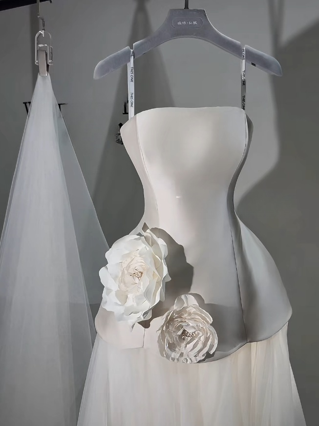 Luxury Strapless A-Line Long Wedding Dresses Tulle Satin White Bridal Gowns Sleeveless Bridal Dresses