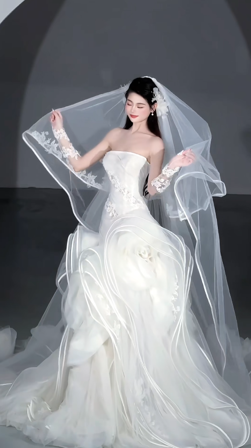Luxury Strapless Ball Gown Long Wedding Dresses Tulle White Bridal Dresses Sleeveless Bridal Gowns