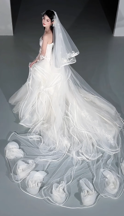 Luxury Strapless Ball Gown Long Wedding Dresses Tulle White Bridal Dresses Sleeveless Bridal Gowns