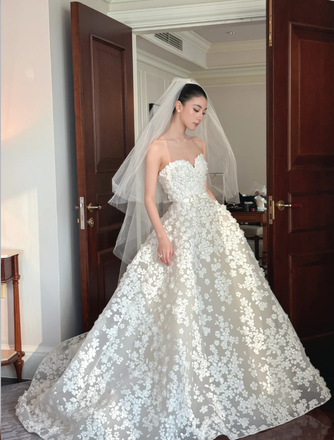Luxury Sweetheart A-Line Long Wedding Dresses Appliques Tulle White Bridal Dresses Sleeveless Bridal Gowns