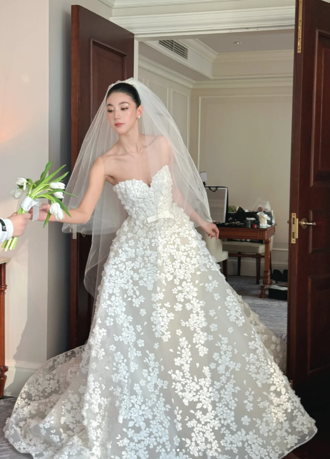 Luxury Sweetheart A-Line Long Wedding Dresses Appliques Tulle White Bridal Dresses Sleeveless Bridal Gowns
