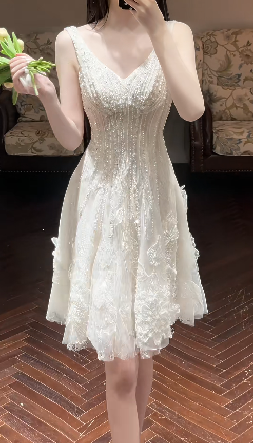Luxury V-neck A-Line Short Wedding Dresses Beaded Tulle White Bridal Dresses Sleeveless Bridal Gowns