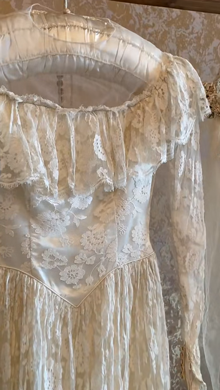 Modest Long Sleeves Wedding Dress White Lace Vintage Wedding Gown