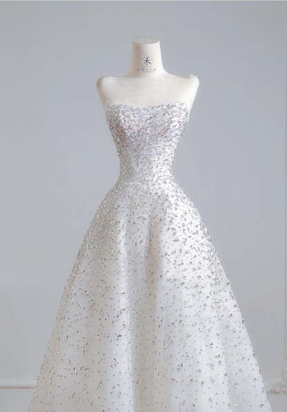 Modest Strapless A-Line Long Wedding Dresses Rhinstones Tulle White Bridal Dresses Sleeveless Bridal Gowns