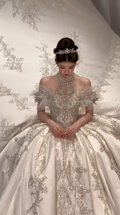 Princess Off-shoulder Ball Gown Satin Long Wedding Dresses with Rhinestone Appliques White Bridal Gowns Short Sleeve Bridal Dresses
