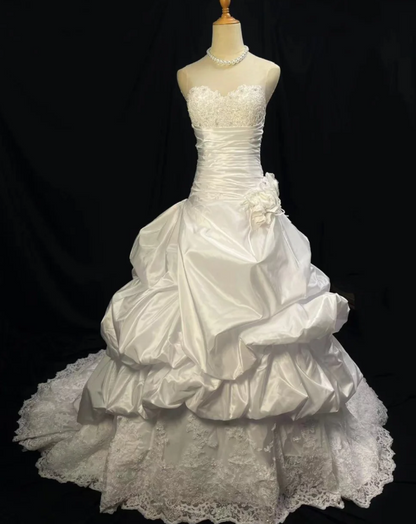 Retro Strapless A-Line Long Weddng Dresses Lace Appliuqes White Bridal Gowns Satin Sleeveless Bridal Dresses