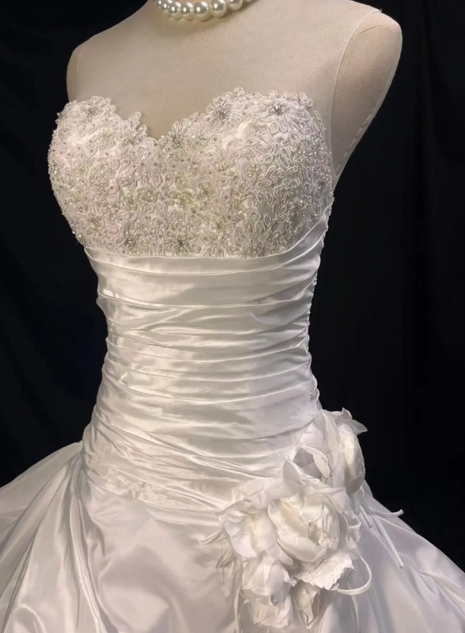 Retro Strapless A-Line Long Weddng Dresses Lace Appliuqes White Bridal Gowns Satin Sleeveless Bridal Dresses