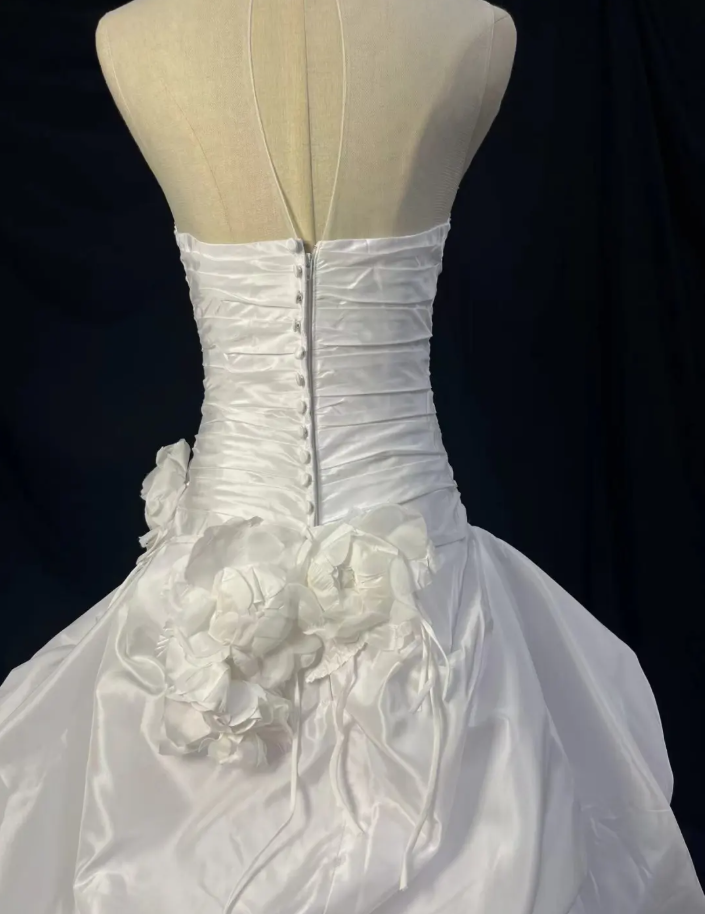Retro Strapless A-Line Long Weddng Dresses Lace Appliuqes White Bridal Gowns Satin Sleeveless Bridal Dresses