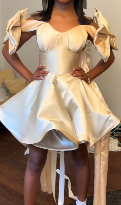 Sexy A-Line Birthday Dresses Satin Sweetheart Neck Short Prom Dresses Off-White Homecoming Dresses