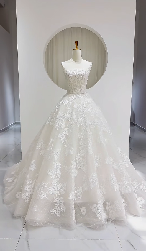 Simple A-Line Long Wedding Dresses Applique Tulle White Bridal Gowns Strapless Sleeveless Bridal Dress