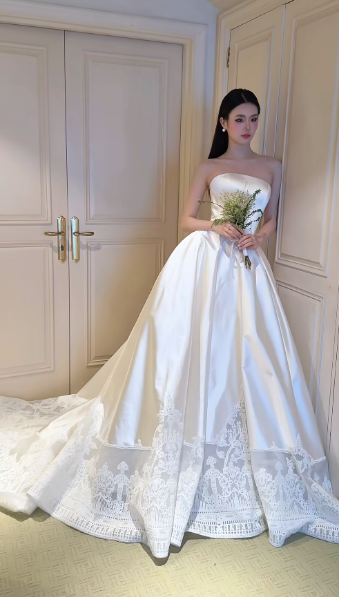 Simple A-Line Satin Strapless Bridal Dress White Wedding Dress Sleeveless Bridal Gown