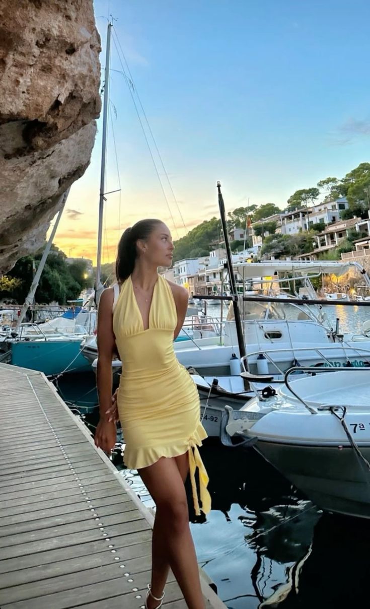 Simple And Elegant Yellow Halter Neck Open Back Slim Fit 19th Birthday Homecoming Dress