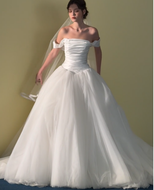 Simple Off-shoulder A-Line Long Wedding Dresses Tulle White Bridal Gowns Sleeveless Bridal Dresses