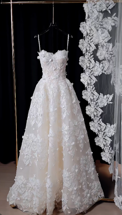 Timeless A-Line Long Wedding Dresses Lace Appliques White Bridal Gowns Strapless Bridal Dresses