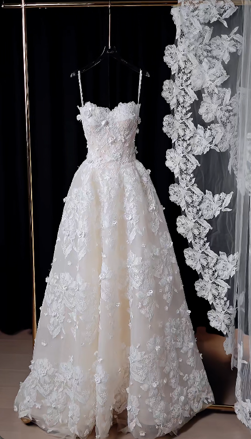 Timeless A-Line Long Wedding Dresses Lace Appliques White Bridal Gowns Strapless Bridal Dresses