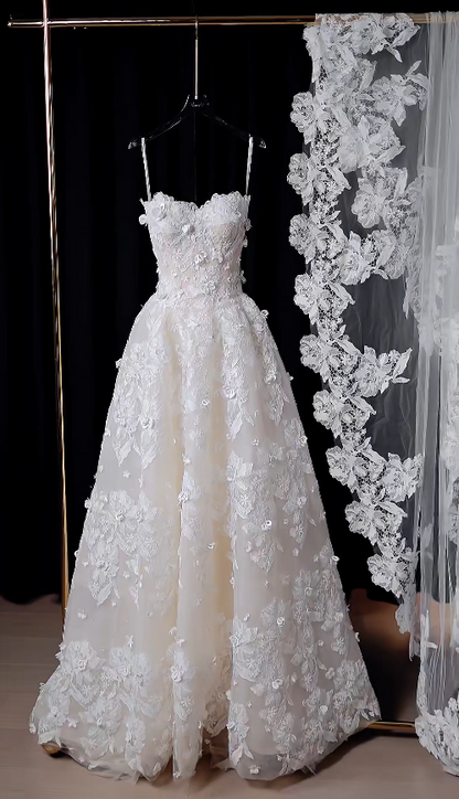 Timeless A-Line Long Wedding Dresses Lace Appliques White Bridal Gowns Strapless Bridal Dresses