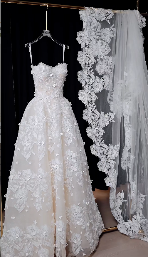 Timeless A-Line Long Wedding Dresses Lace Appliques White Bridal Gowns Strapless Bridal Dresses