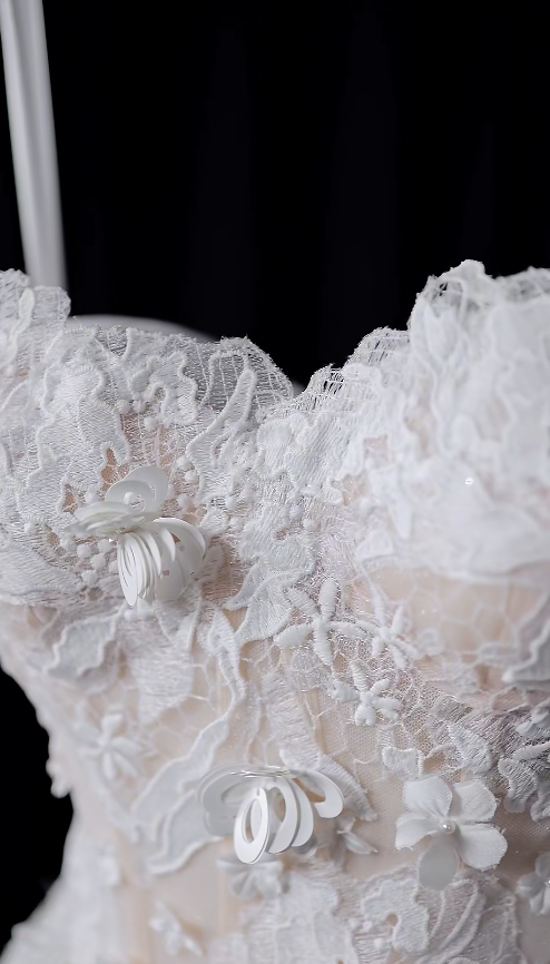 Timeless A-Line Long Wedding Dresses Lace Appliques White Bridal Gowns Strapless Bridal Dresses