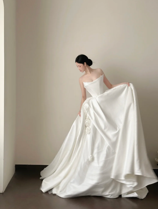 Timeless A-Line Long Wedding Dresses Satin Strapless White Bridal Gowns Sleeveless Bridal Dresses