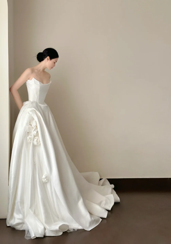 Timeless A-Line Long Wedding Dresses Satin Strapless White Bridal Gowns Sleeveless Bridal Dresses