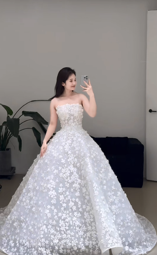 Timeless A-Line Long Wedding Dresses Tulle Strapless White Bridal Gowns Appliques Sleeveless Bridal Dresses