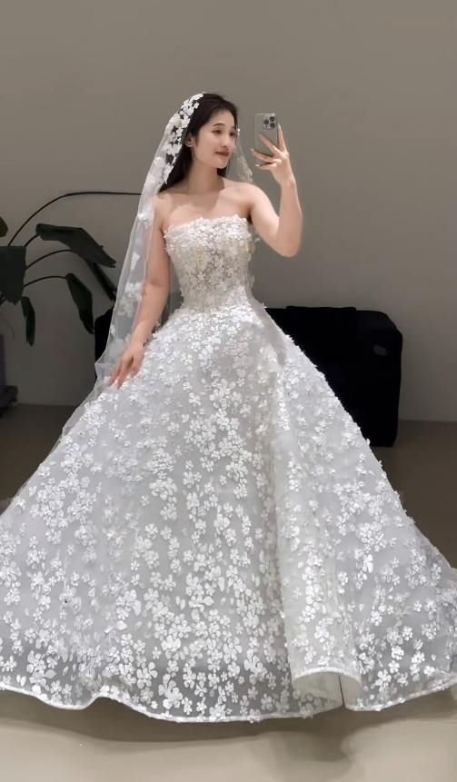 Timeless A-Line Long Wedding Dresses Tulle Strapless White Bridal Gowns Appliques Sleeveless Bridal Dresses