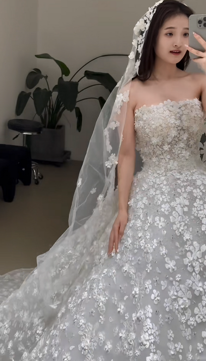 Timeless A-Line Long Wedding Dresses Tulle Strapless White Bridal Gowns Appliques Sleeveless Bridal Dresses