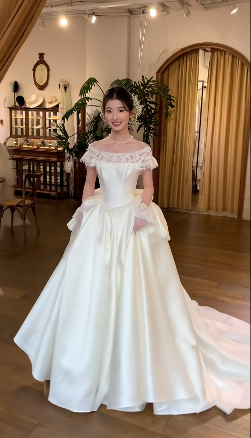 Timeless Off-shoulder Ball Gown White Long Wedding Dresses Satin Lace White Bridal Gowns Sleeveless Bridal Dresses