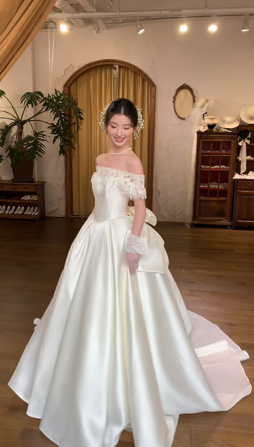 Timeless Off-shoulder Ball Gown White Long Wedding Dresses Satin Lace White Bridal Gowns Sleeveless Bridal Dresses