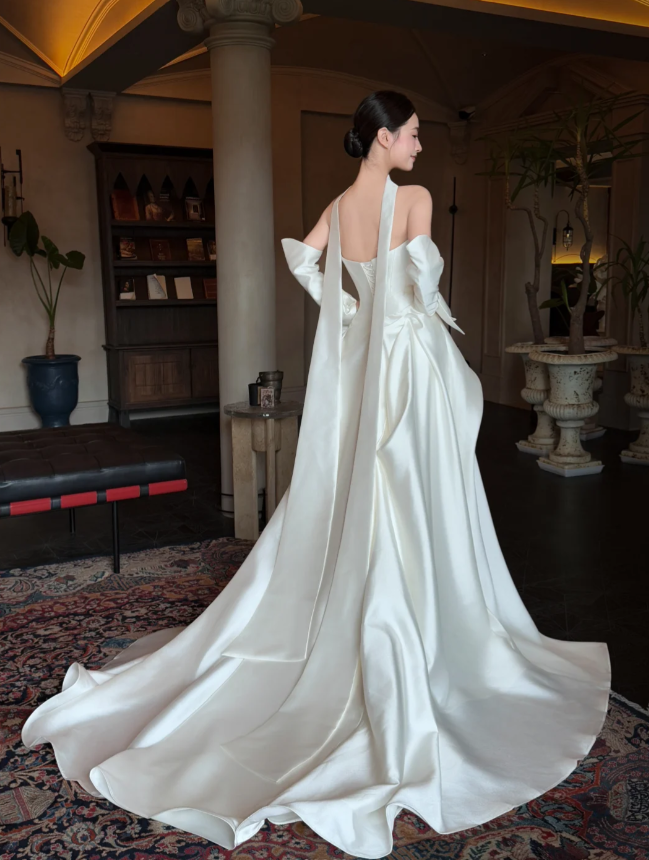 Timeless Strapless A-Line Long Wedding Dresses Satin White Bridal Gowns Sleeveless Bridal Dresses