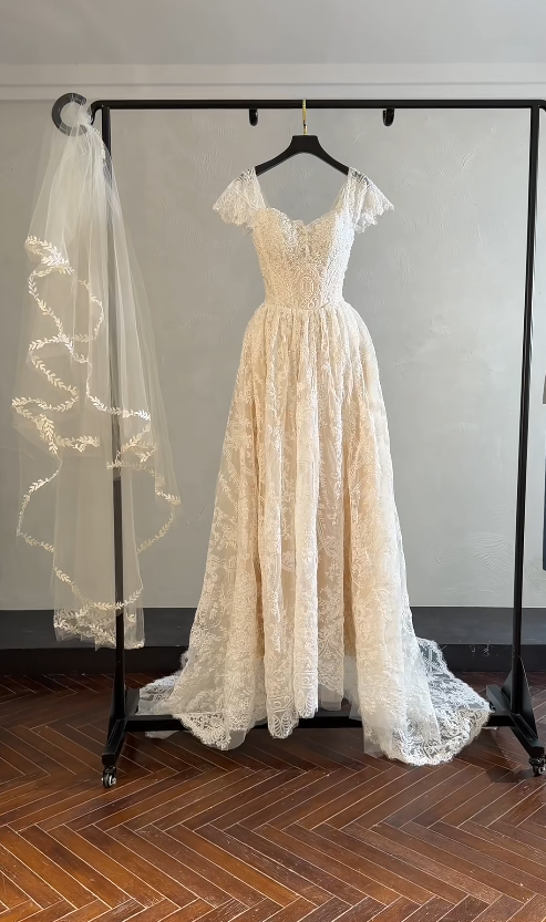 Vintage A-Line Long Wedding Dresses Sweetheart Lace Beaded Bridal Gowns Applique Bridal Dresses