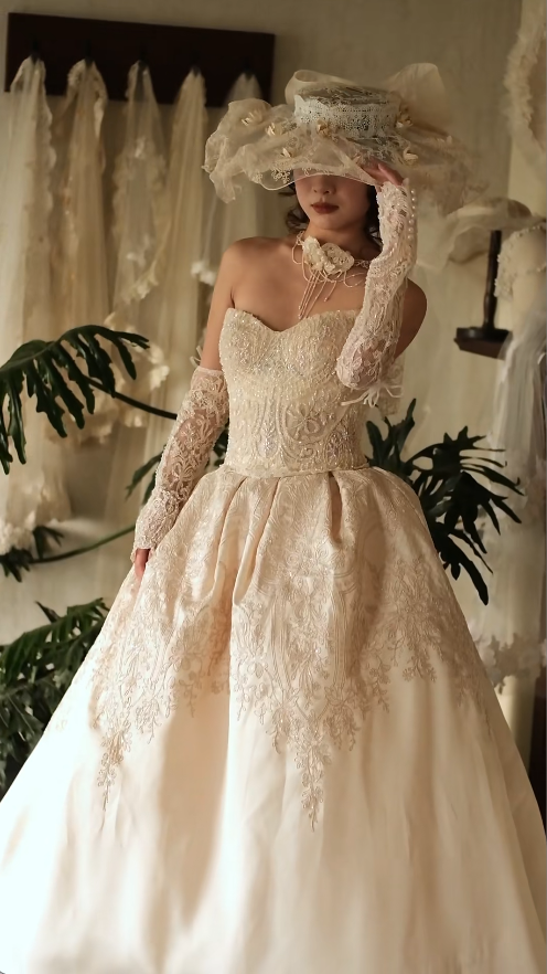 Vintage Sweetheart A-Line Long Wedding Dresses Satin Applique Light Champagne Bridal Dresses Sleeveless Gowns