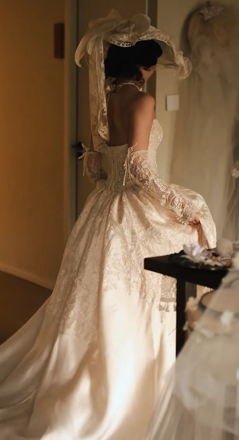 Vintage Sweetheart A-Line Long Wedding Dresses Satin Applique Light Champagne Bridal Dresses Sleeveless Gowns