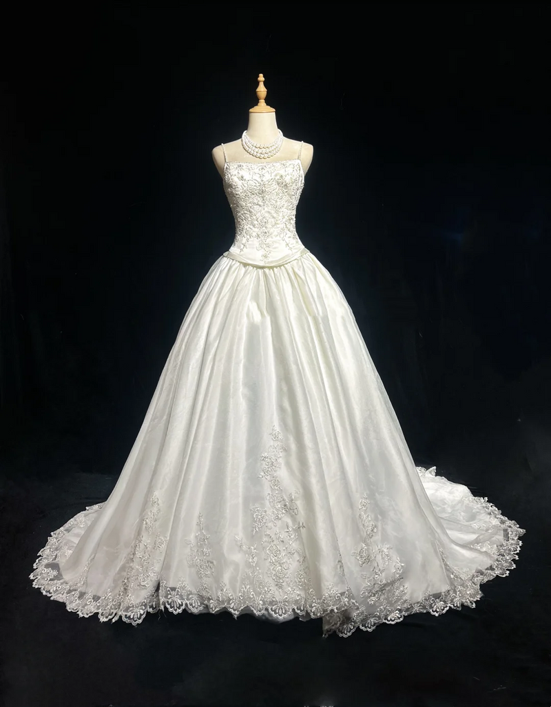 White Elegant Wedding Dress With Beads Flowers Satin Wedding Gowns