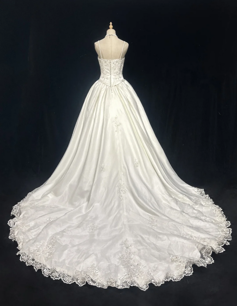 White Elegant Wedding Dress With Beads Flowers Satin Wedding Gowns