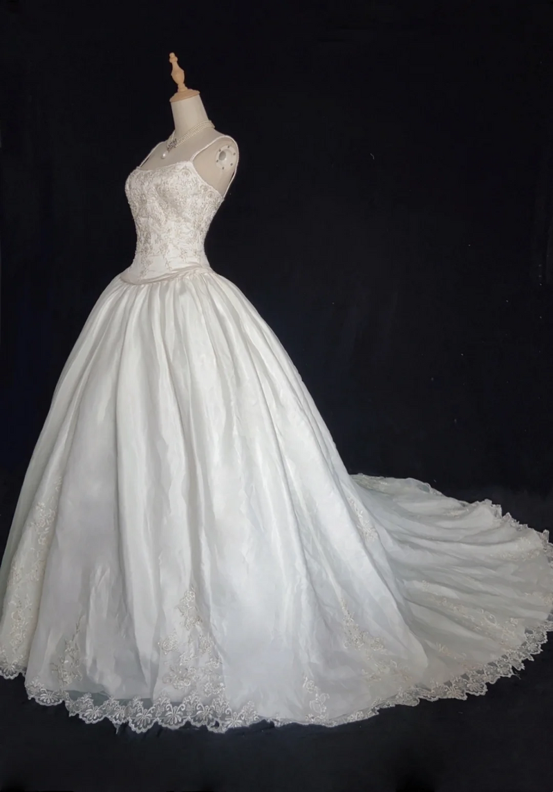 White Elegant Wedding Dress With Beads Flowers Satin Wedding Gowns
