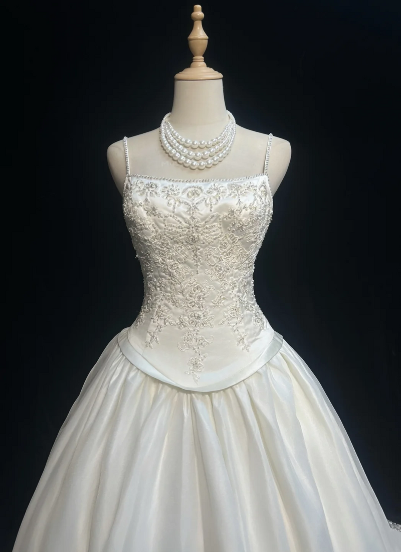 White Elegant Wedding Dress With Beads Flowers Satin Wedding Gowns